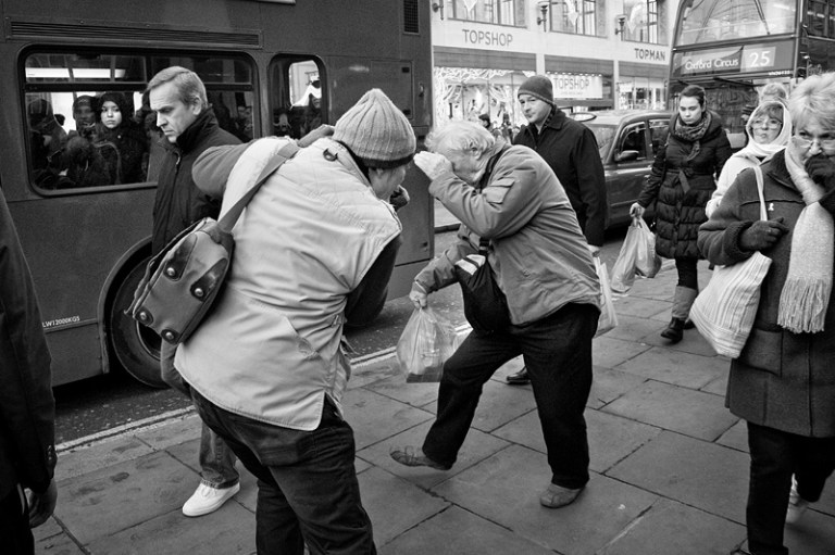 Bruce Gilden mentre è all'opera